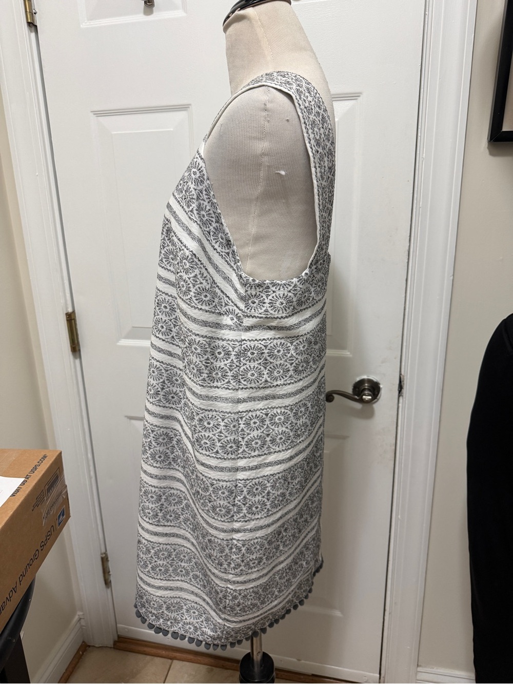 MAGGY LONDON Gray and White Lace-Pattern Shift Dress with small pom-pom - Picture 6 of 13